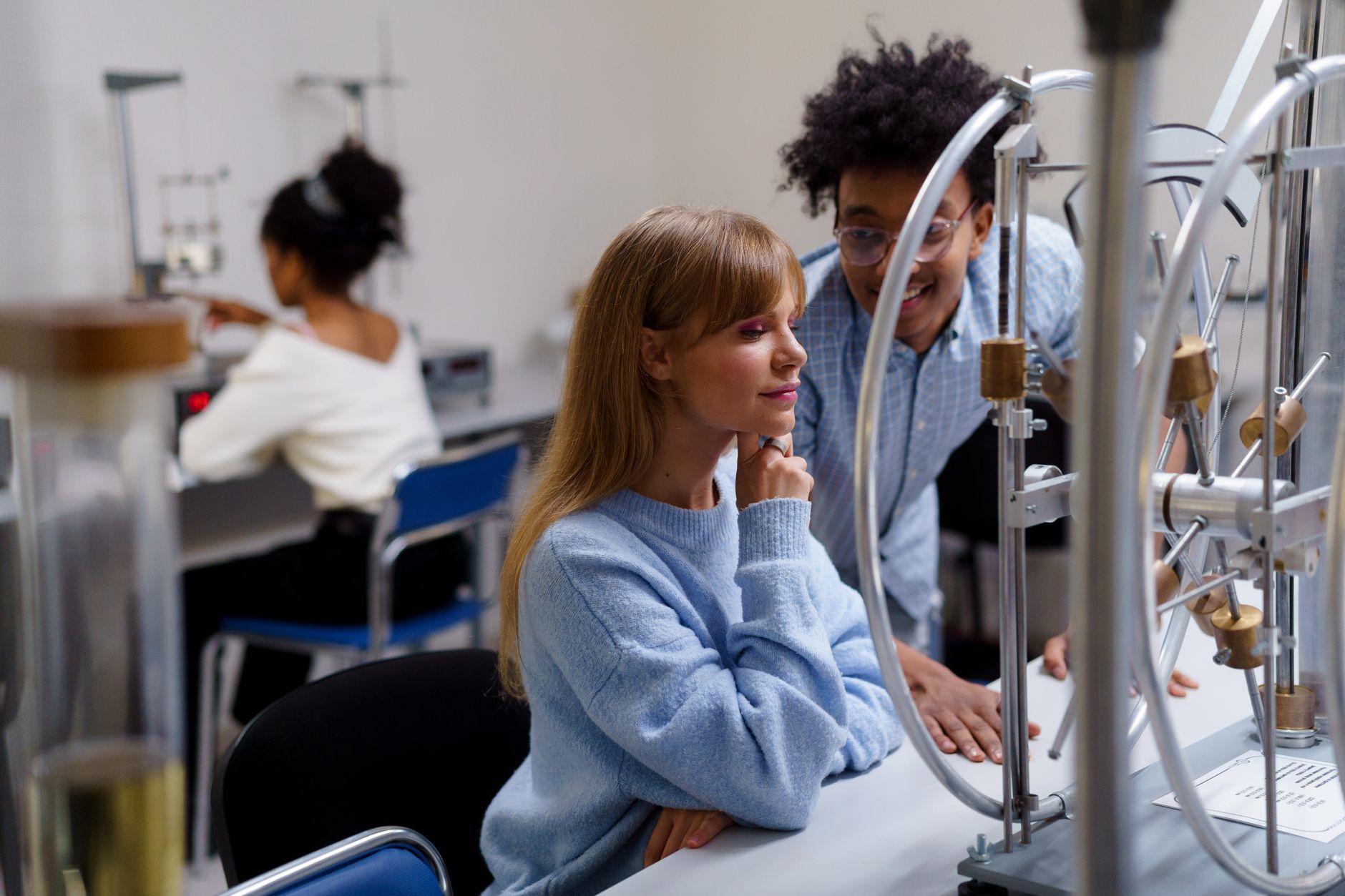 Diverse college students engaged in a collaborative science experiment in a lab.